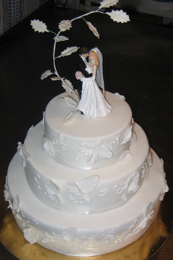 Белый Свадебный торт с фигуркой жениха и невесты